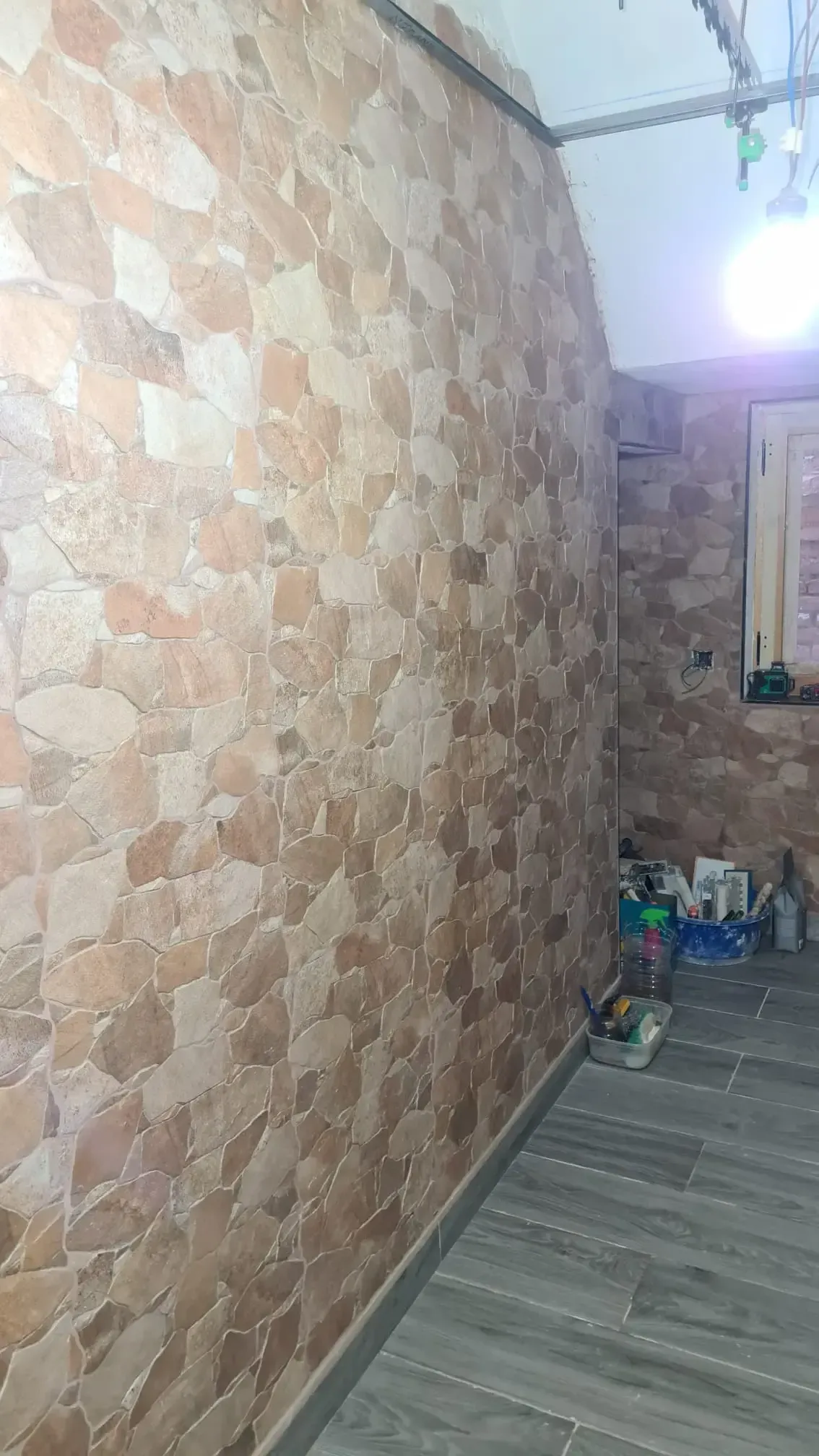 Vista interior de una pared cubierta con azulejos texturizados de color marrón