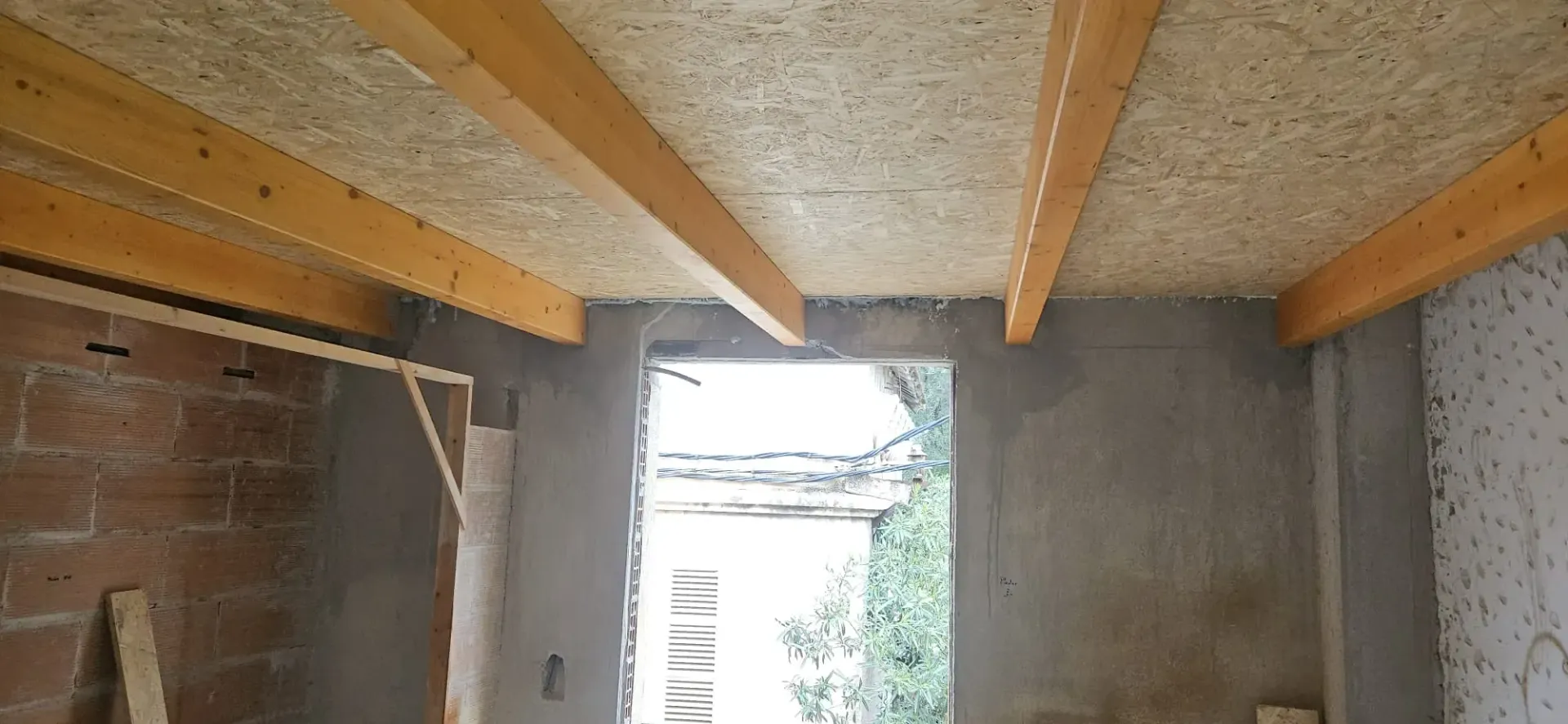 Una moderna puerta de madera oscura 