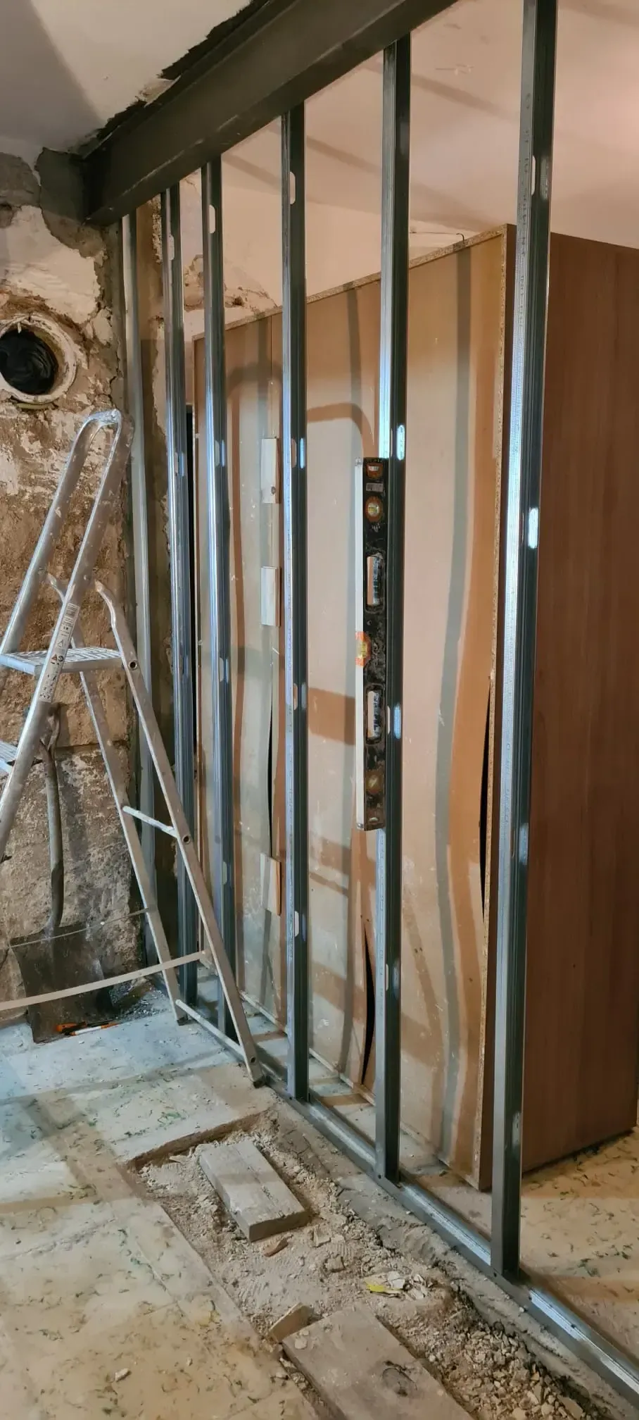 Una estructura de pared metálica en construcción