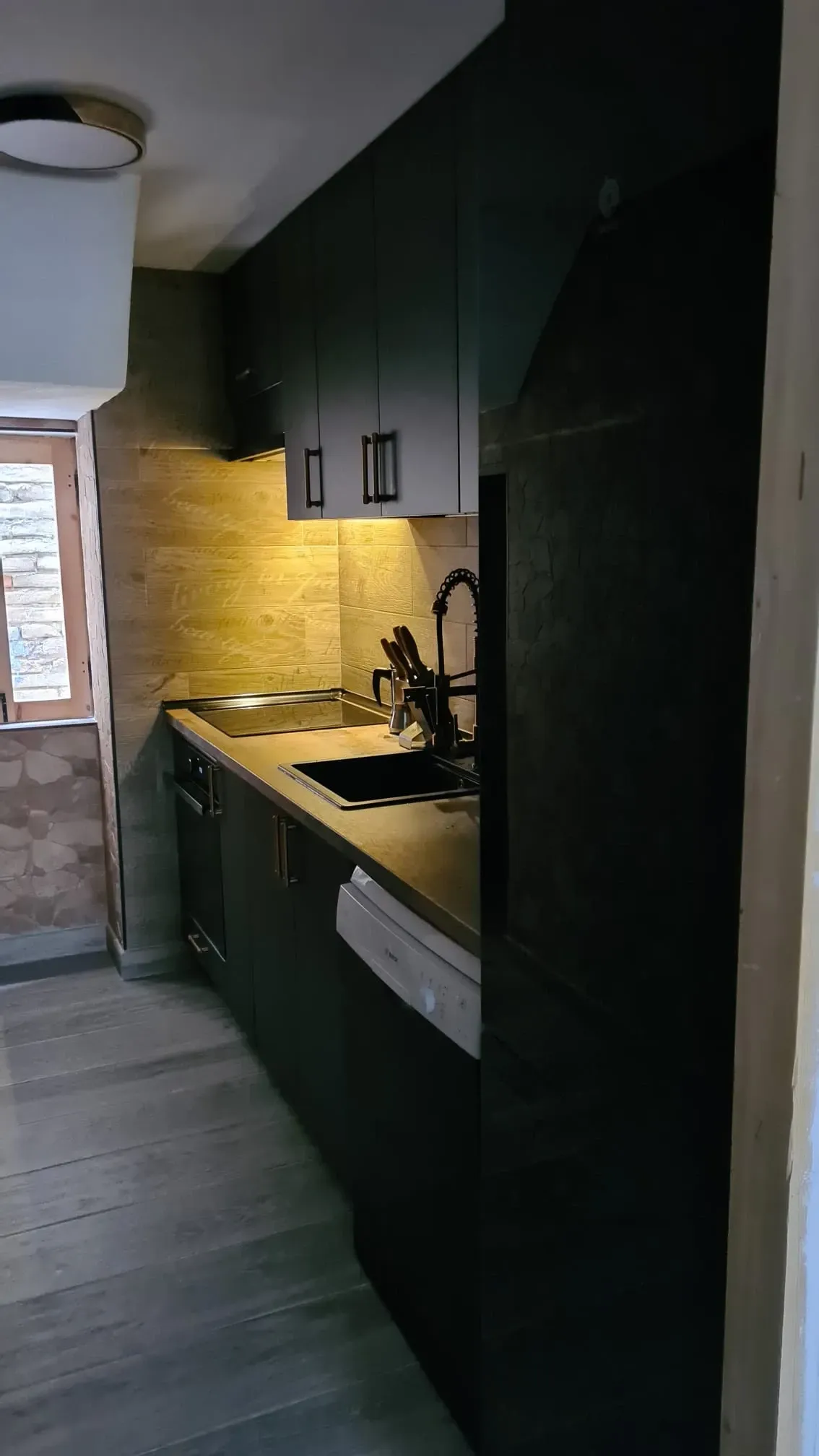 Una cocina moderna con armarios de color gris oscuro