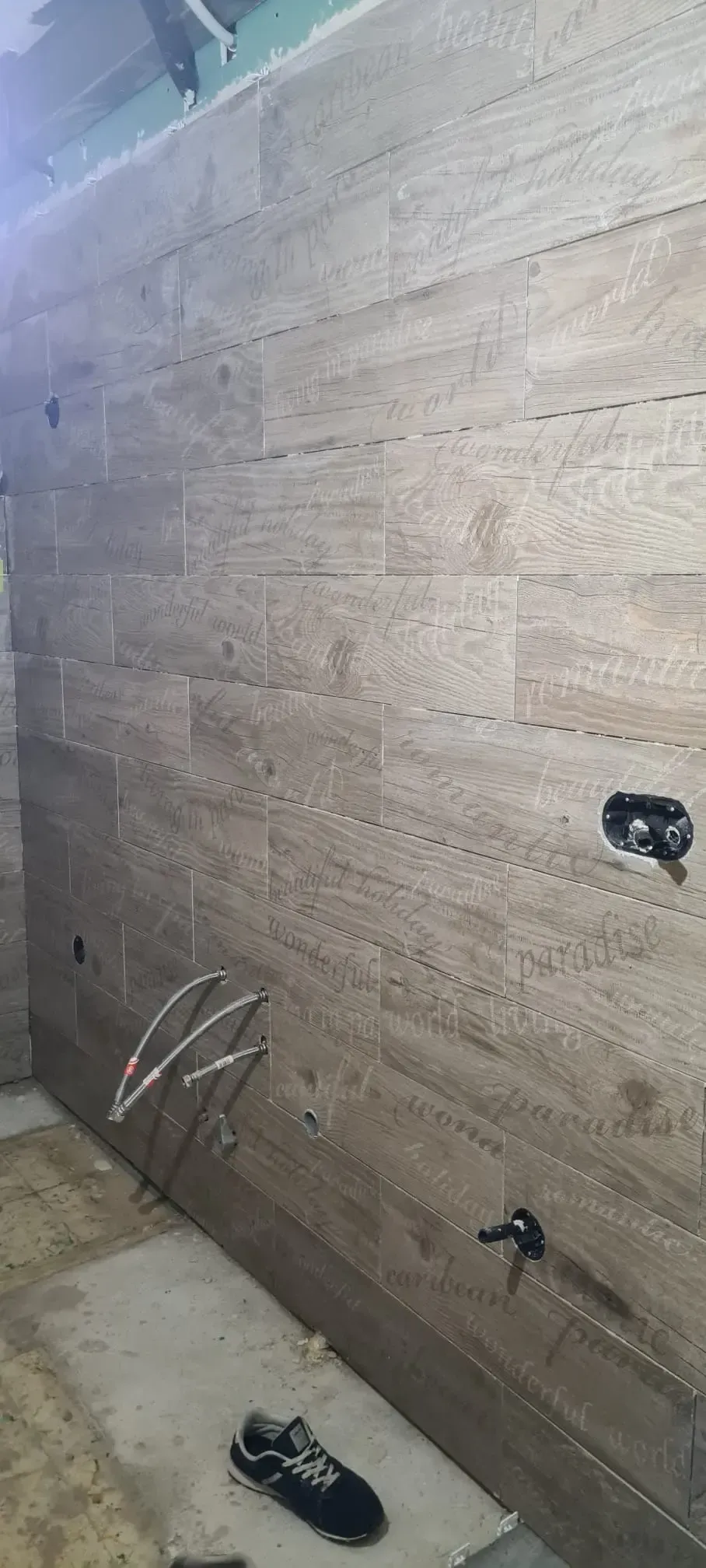 Una pared revestida con baldosas de porcelana horizontales con textura de madera