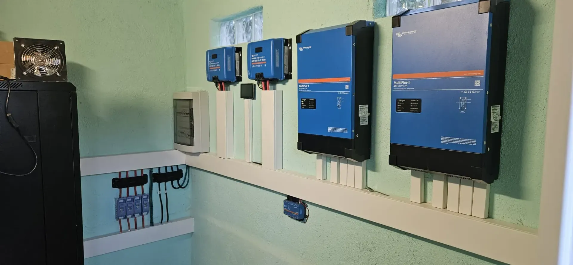 Cuatro inversores de potencia y controladores de carga