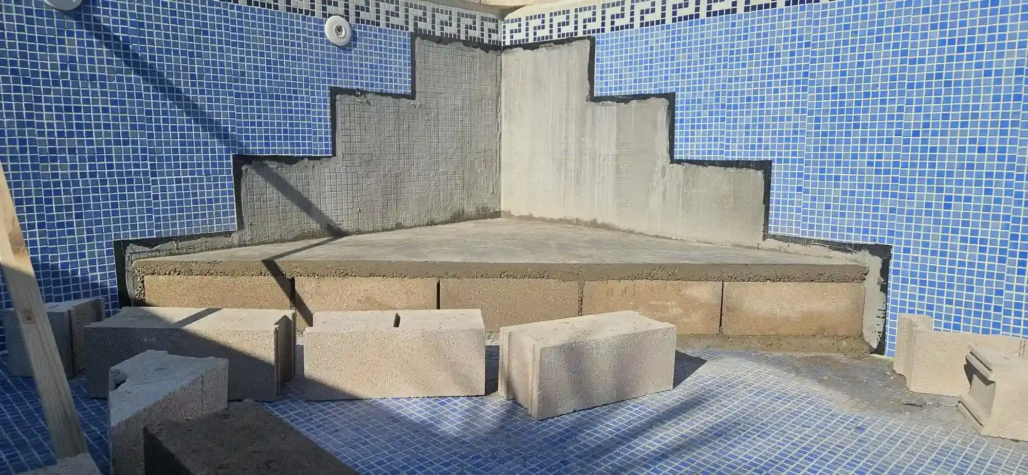 Un rincón de una piscina en construcción