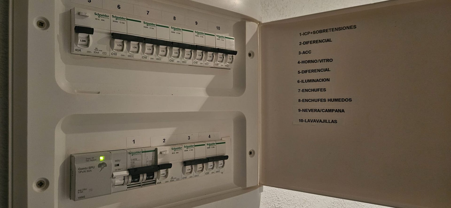 Un armario alto y oscuro para servidores, con puertas de cristal, que contiene equipos de red electrónicos y cables naranjas.