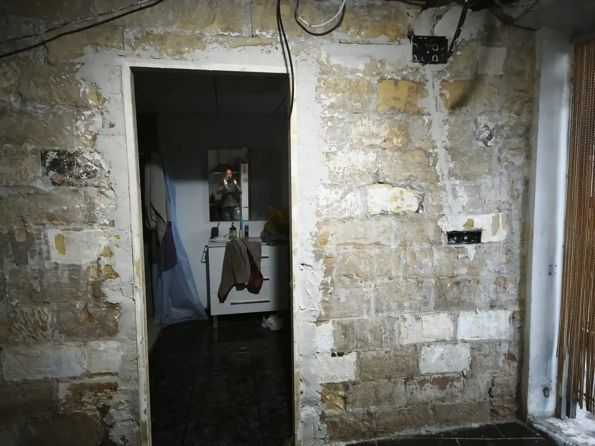 Una puerta conduce desde una habitación de piedra rústica