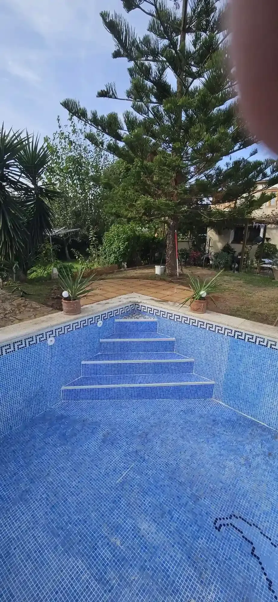 Una piscina vacía, revestida de azulejos 