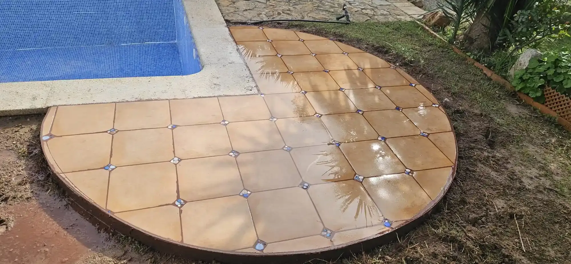 Un patio semicircular hecho de baldosas 