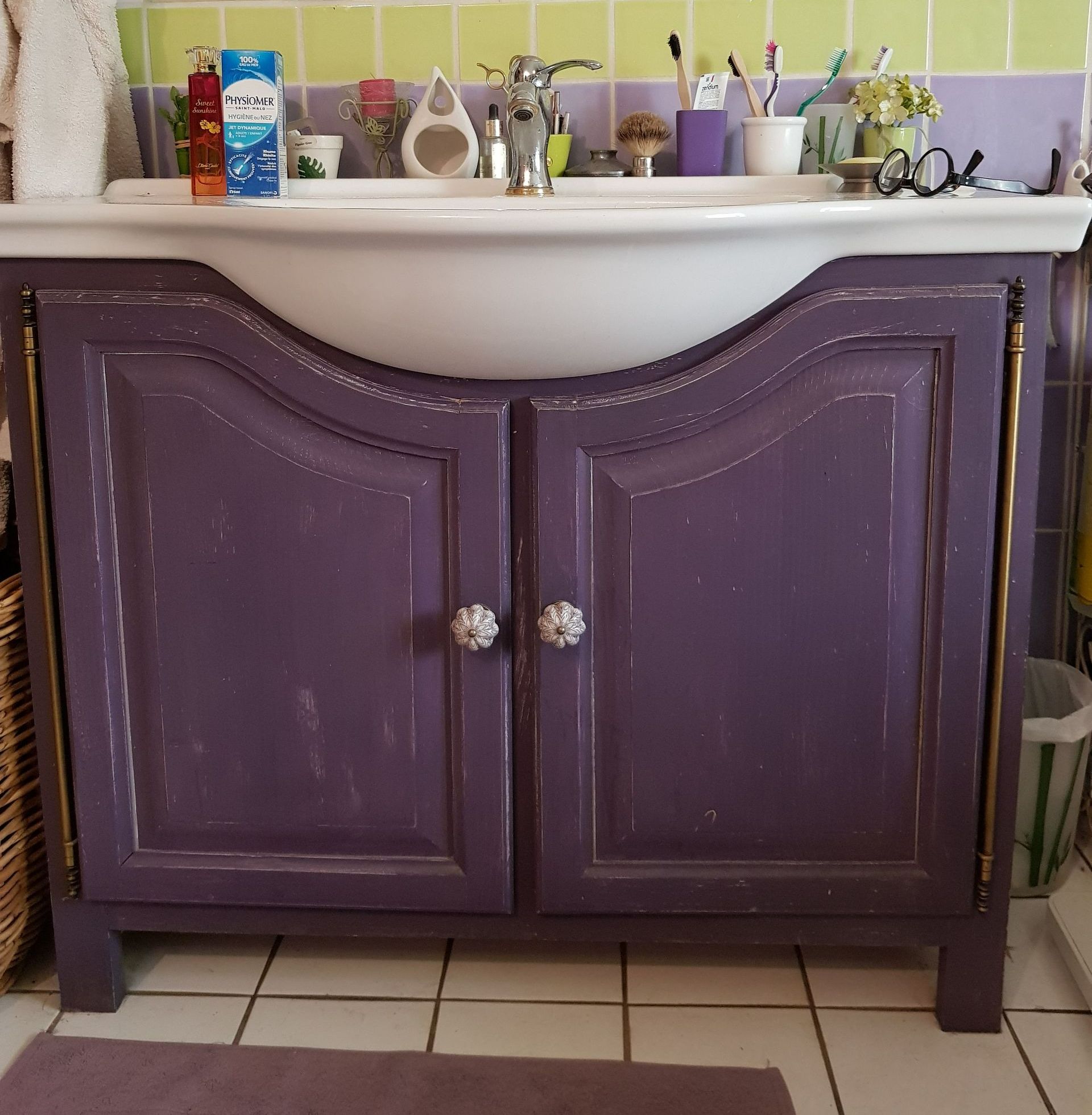 Un meuble vasque peint en violet