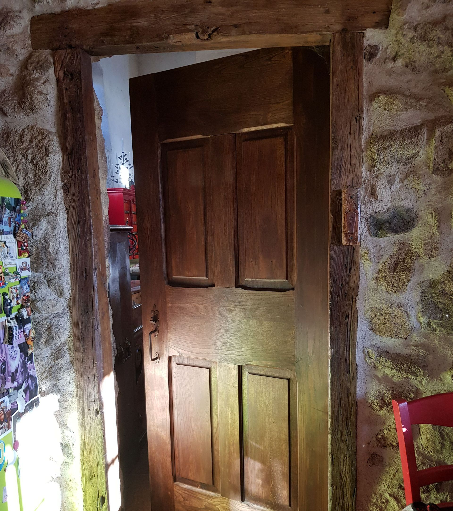 Une porte en bois massif foncé