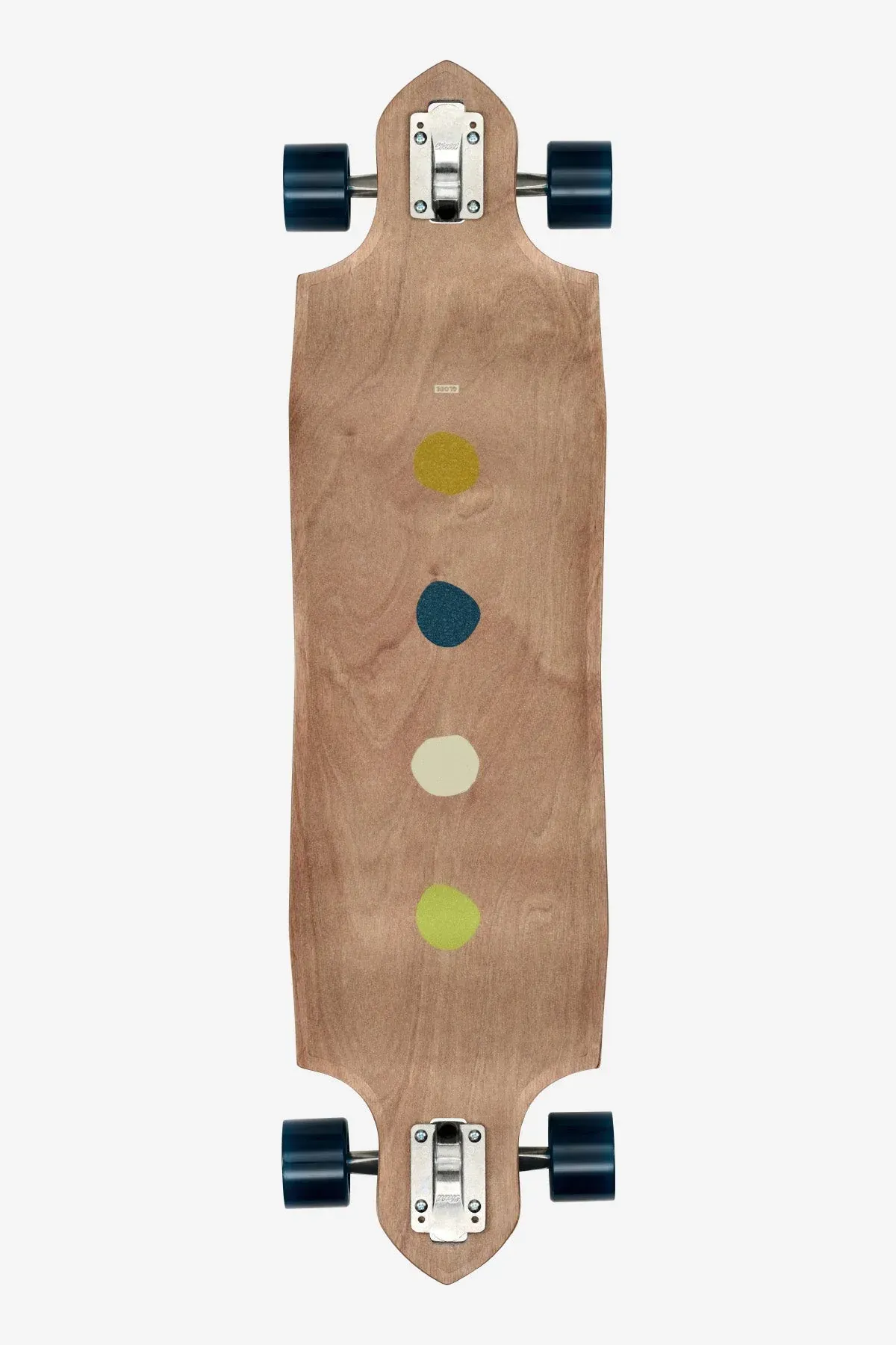 Longboard avec un plateau en bois clair, des formes abstraites colorées et des roues bleues.