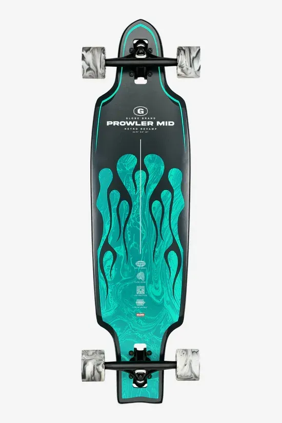 Longboard avec plateau noir orné de flammes turquoise, trucks argentés et noirs, roues grises.