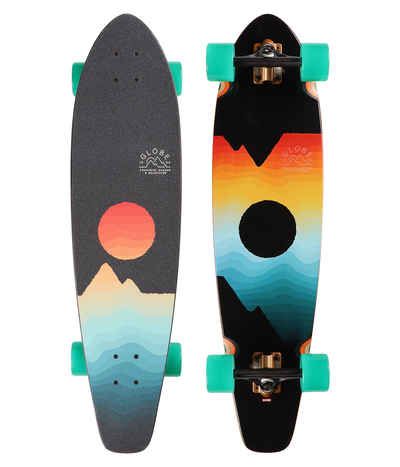Deux skateboards cruiser avec un motif de coucher de soleil et de montagne, roues vertes.