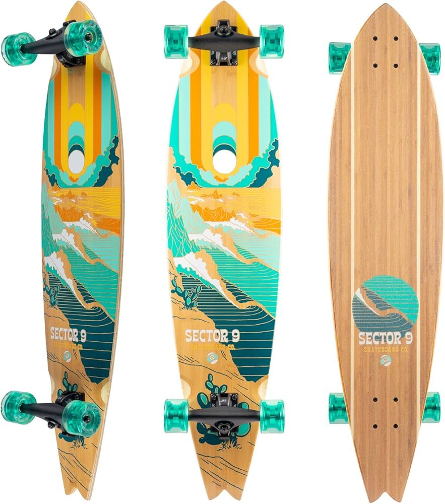 Trois planches à roulettes Sector 9, graphismes jaunes et turquoise.