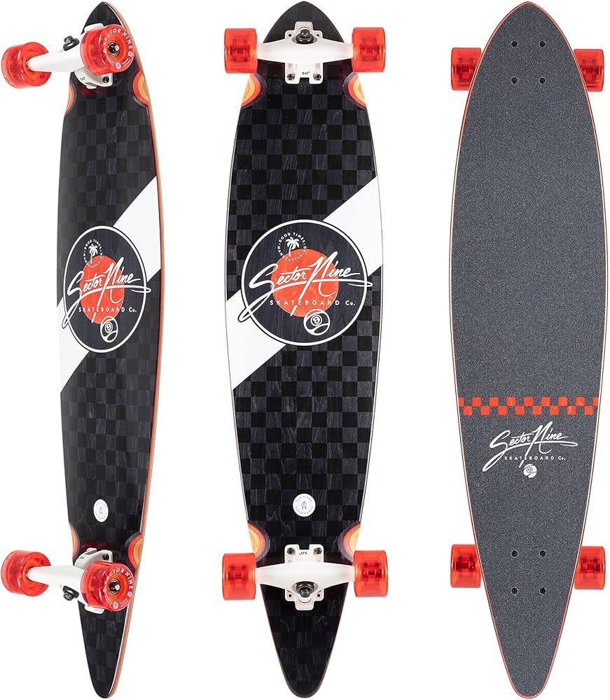 Trois longboards à roues rouges. Le dessus est orné d'un motif à damier noir et blanc et d'un logo.
