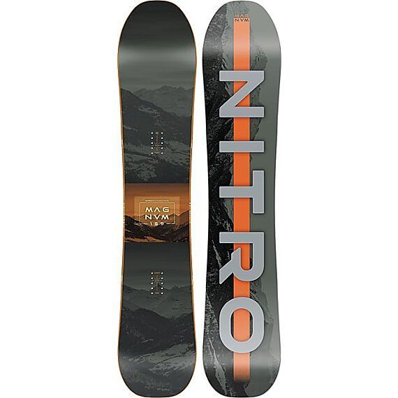 Une planche de snowboard Nitro avec un motif de paysage de montagne sur une face et l'inscription « NITRO » sur l'autre.