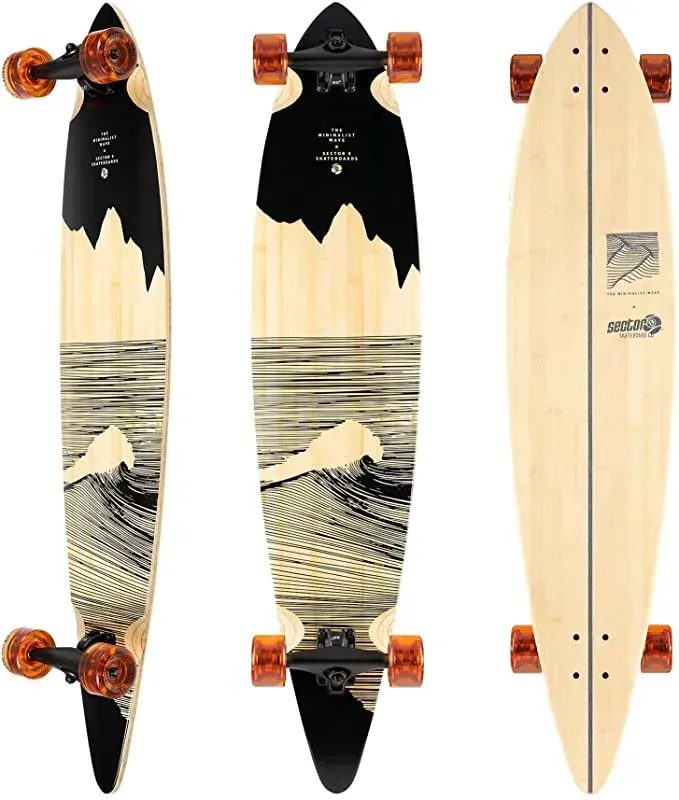 Trois vues d'un longboard avec un design graphique noir et blanc et des roues orange.