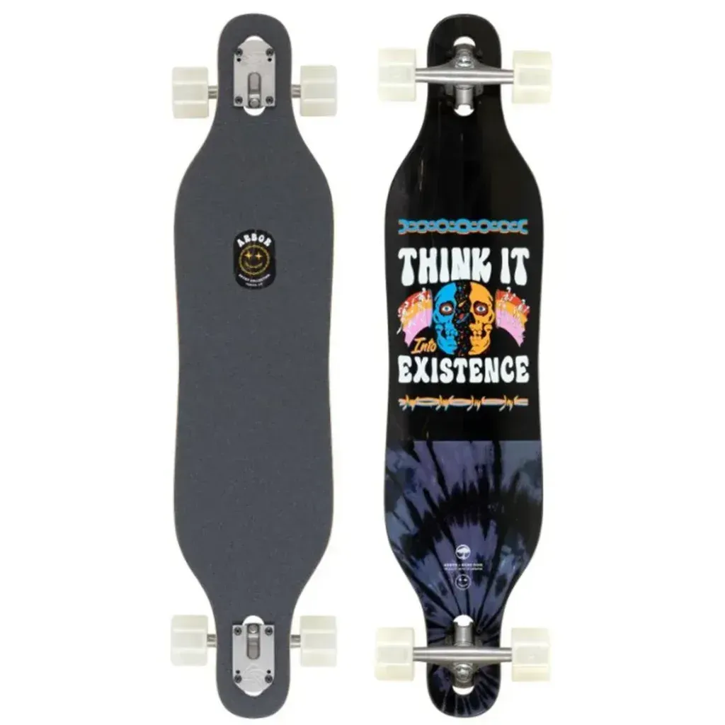 Deux longboards. L'un gris, l'autre noir avec un motif de crâne coloré et un imprimé tie-dye.