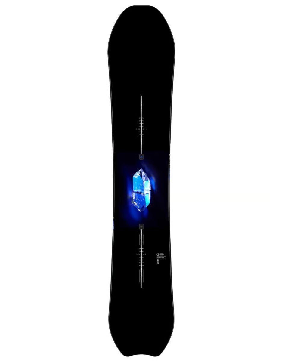 Snowboard noir avec motif cristal bleu.