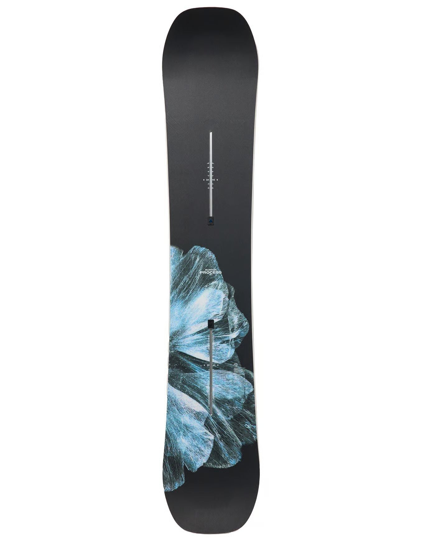 Snowboard noir et bleu à motif floral.
