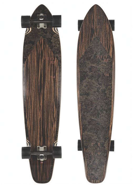 Deux skateboards cruiser en bois, vues de dessus et de dessous, avec des trucks et des roues noirs.
