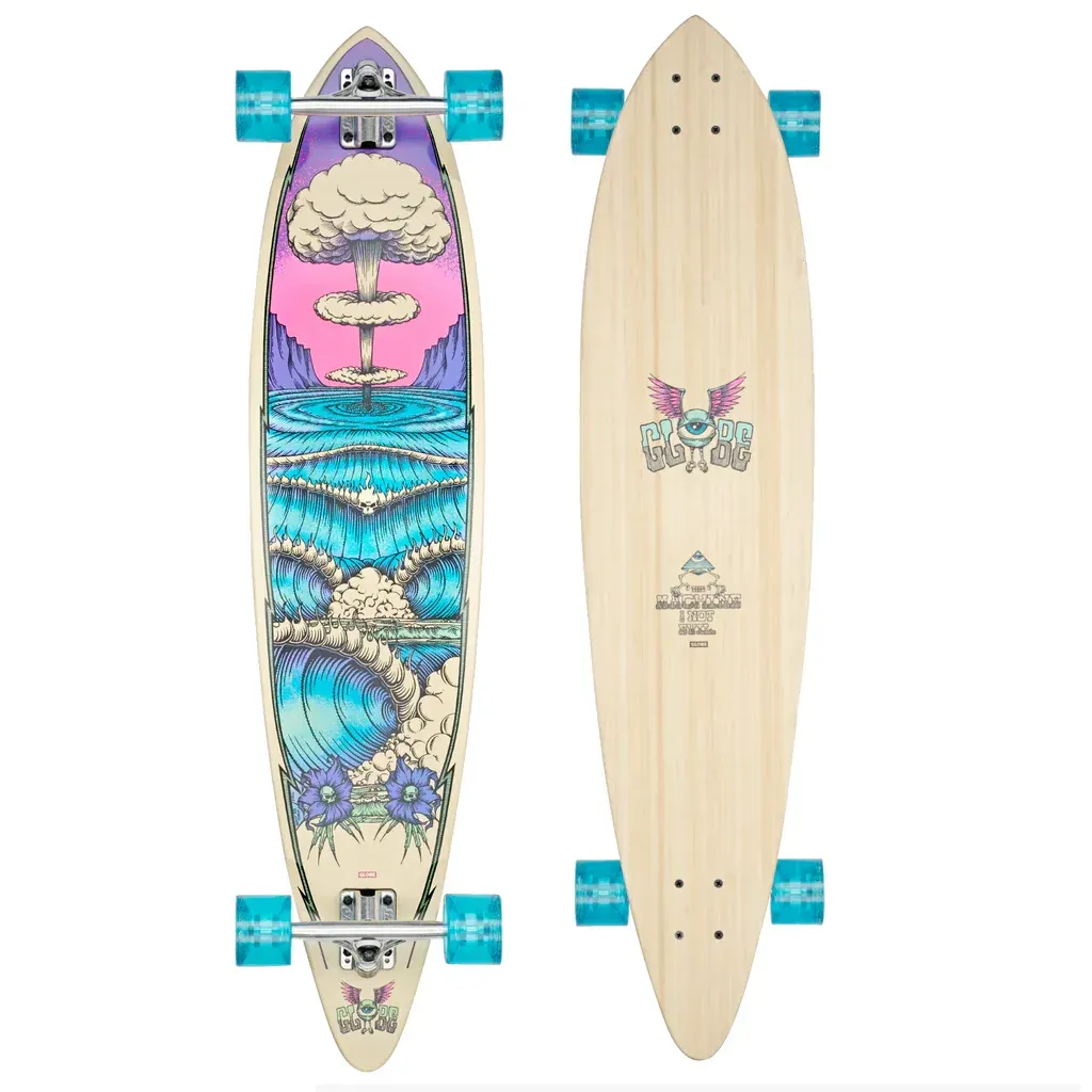 Longboard au design graphique coloré : nuage de champignon au-dessus de l'océan d'un côté, motif bois de l'autre.
