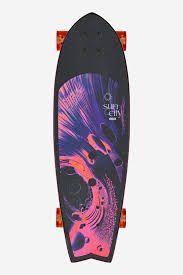 Skateboard cruiser Surf City noir et orange avec un design graphique coloré, des roues et des trucks orange.