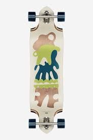 Longboard avec un plateau en bois clair, des formes abstraites colorées et des roues bleues.