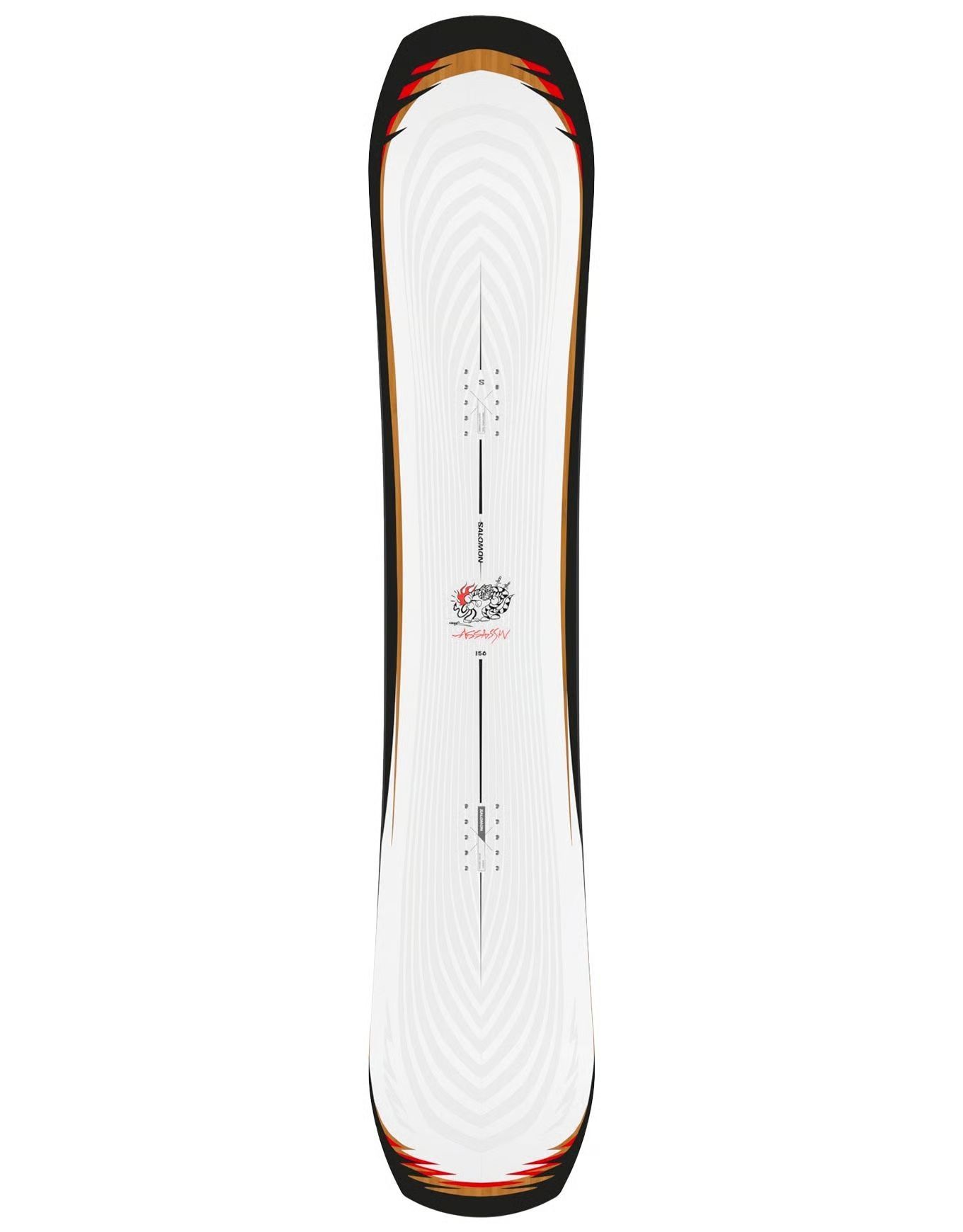 Un snowboard blanc avec des touches orange et marron, centré sur un fond blanc.