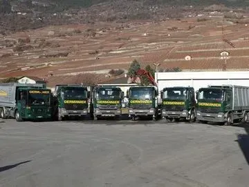 Une rangée de camions est garée sur un parking.