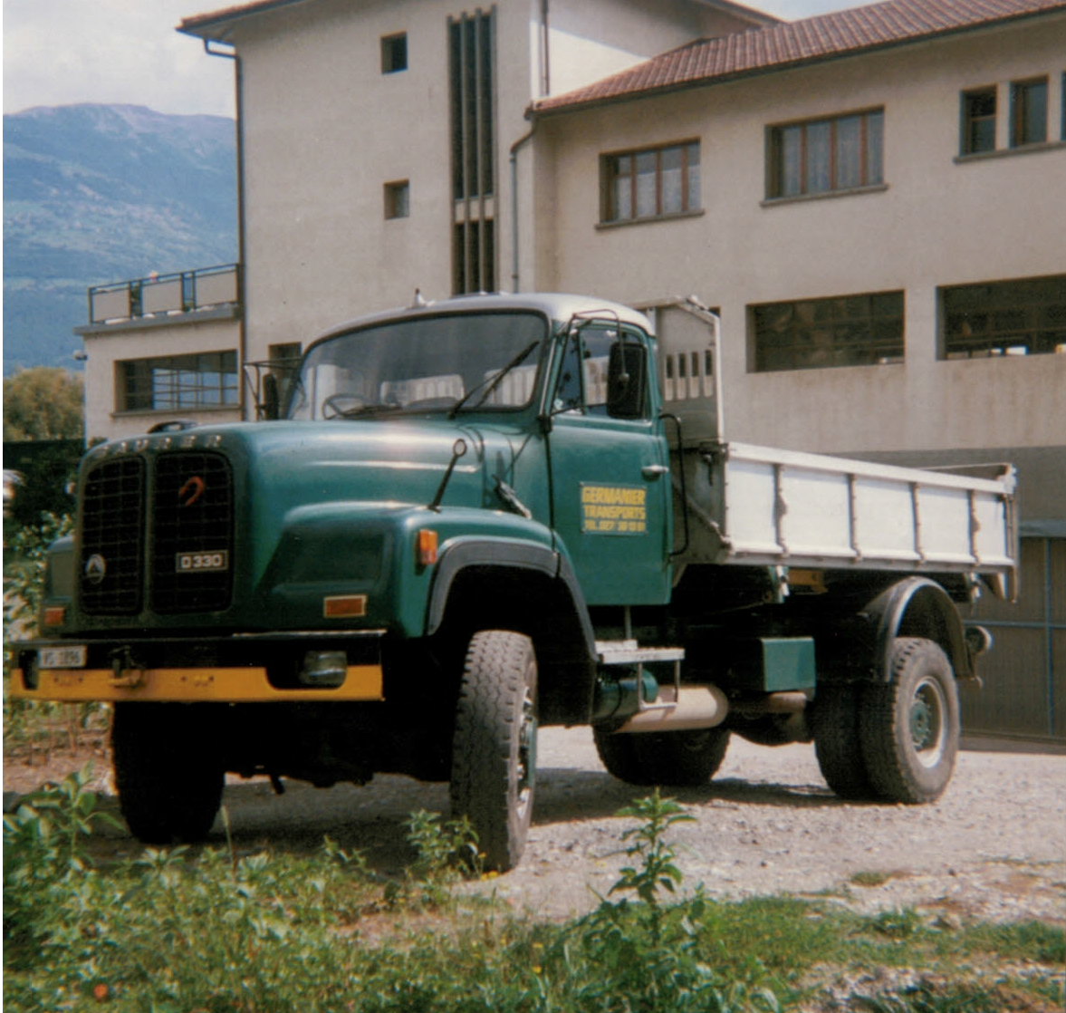 Un semi-remorque blanc roule sur une autoroute.