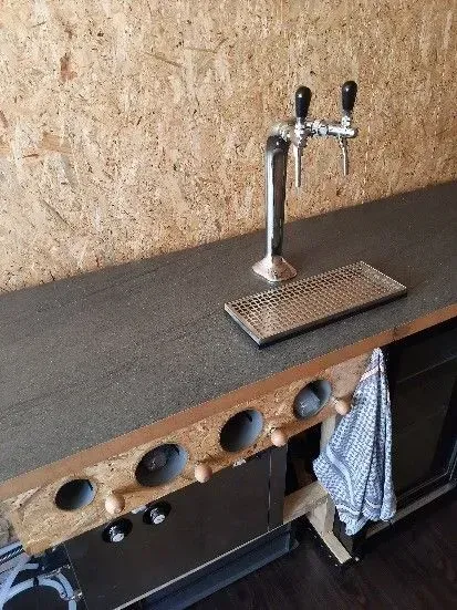 Un robinet à bière est posé sur un comptoir dans une cuisine.