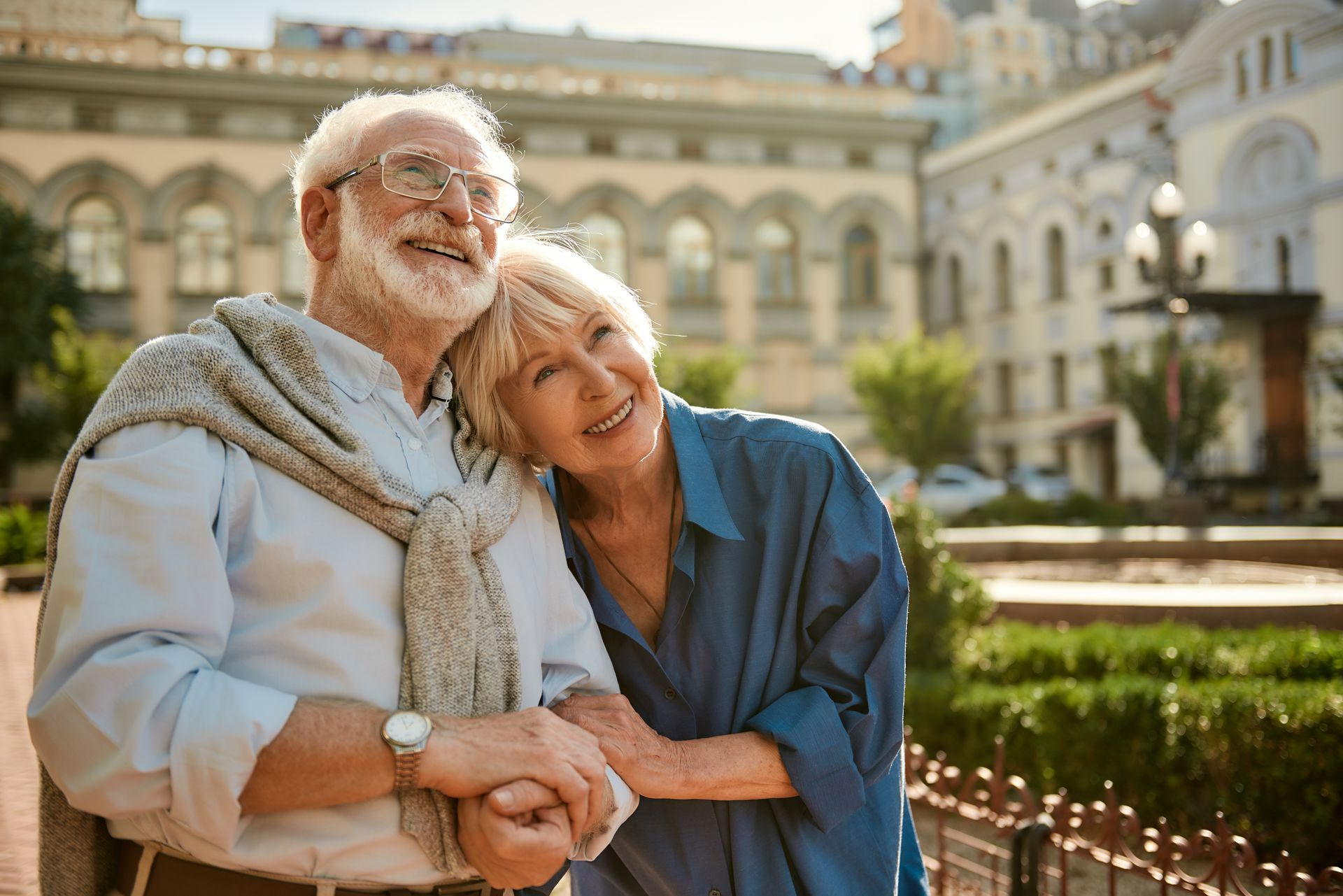 Couple de personnes âgées souriantes