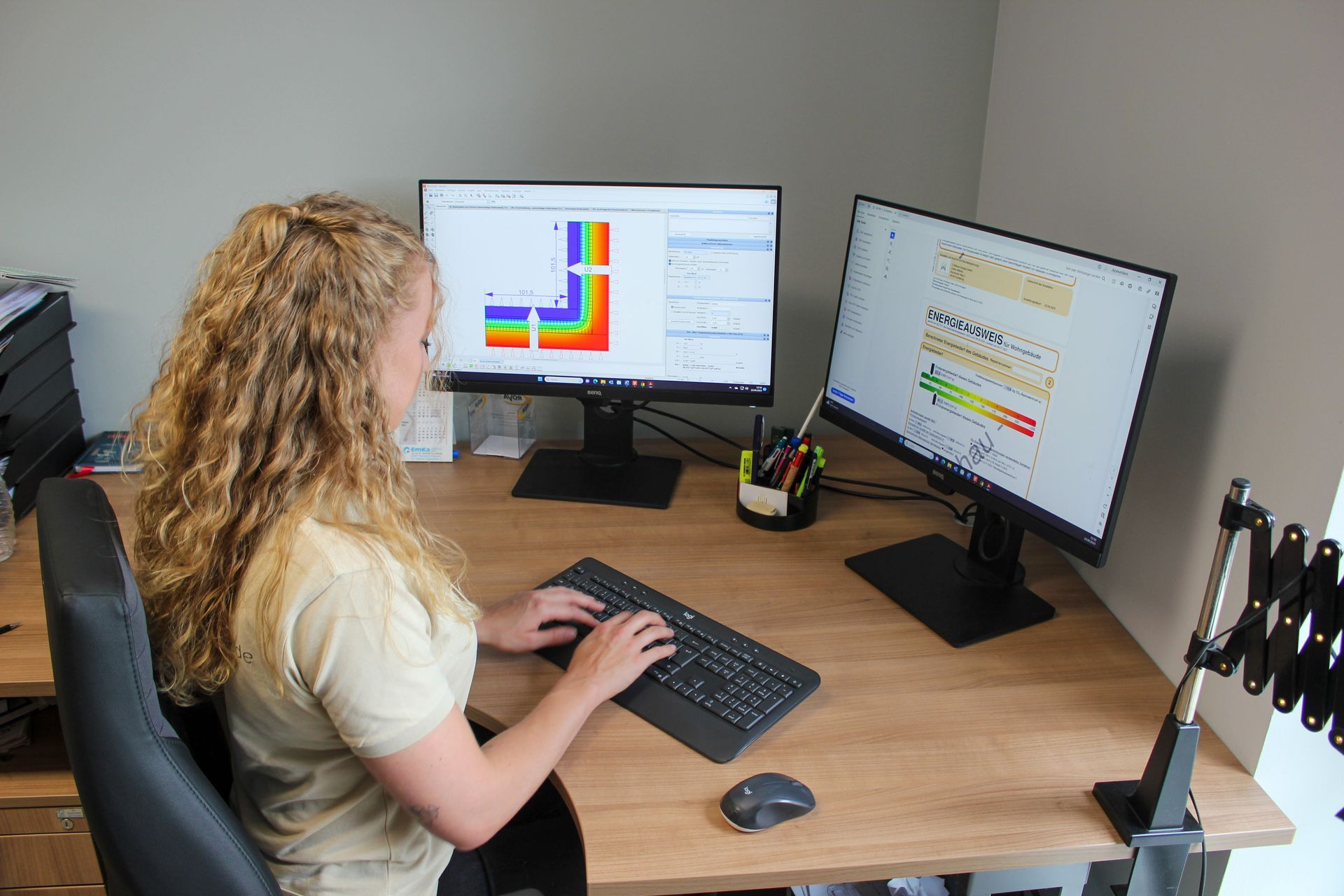 Celina Wlecke am Schreibtisch