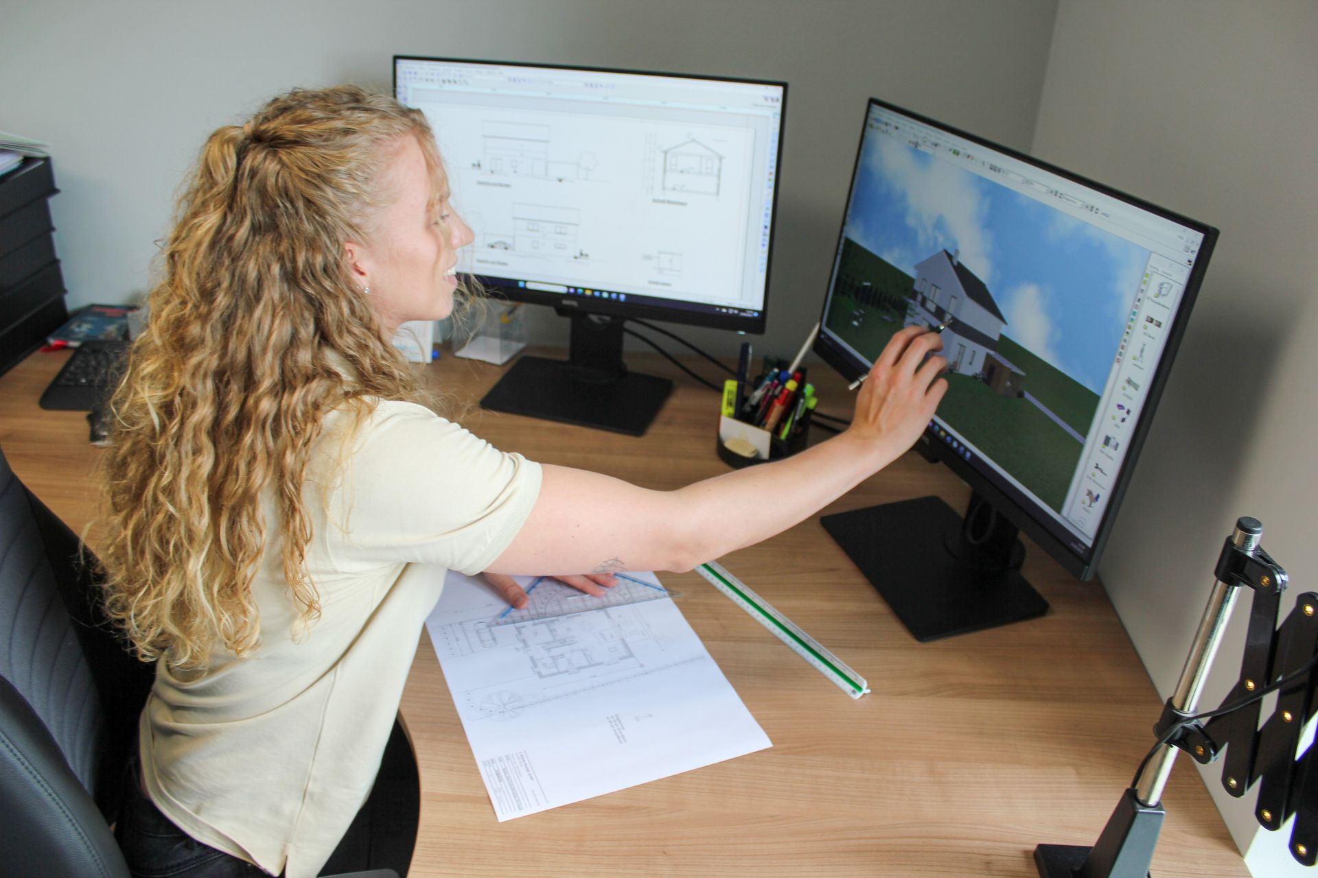 Celina Wlecke am Schreibtisch