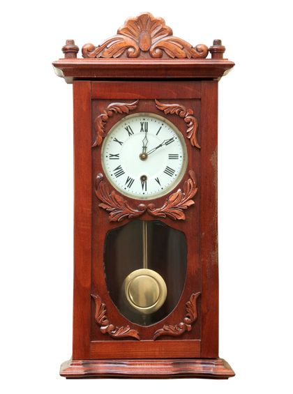 Une pendule murale indiquant qu'il est 12 h 10
