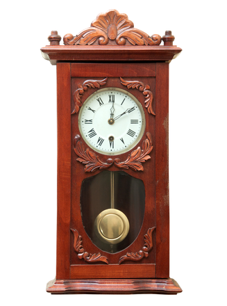 Une pendule murale indiquant qu'il est 12 h 10