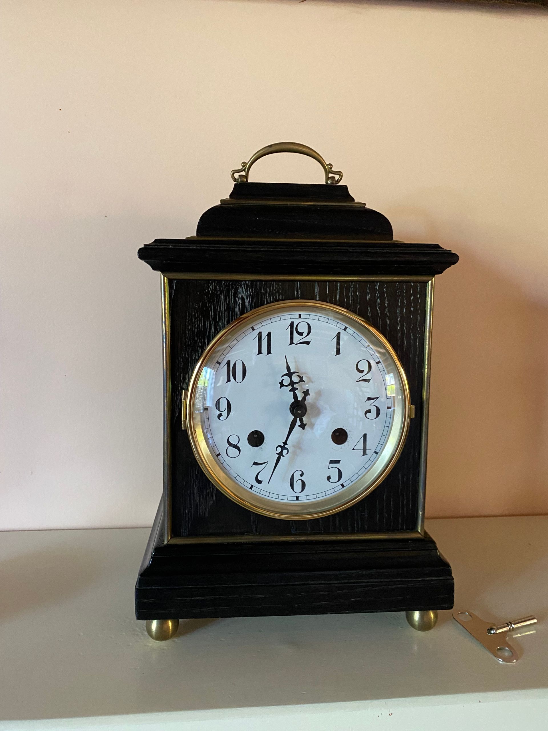 Une vieille horloge indiquant qu'il est 11h35