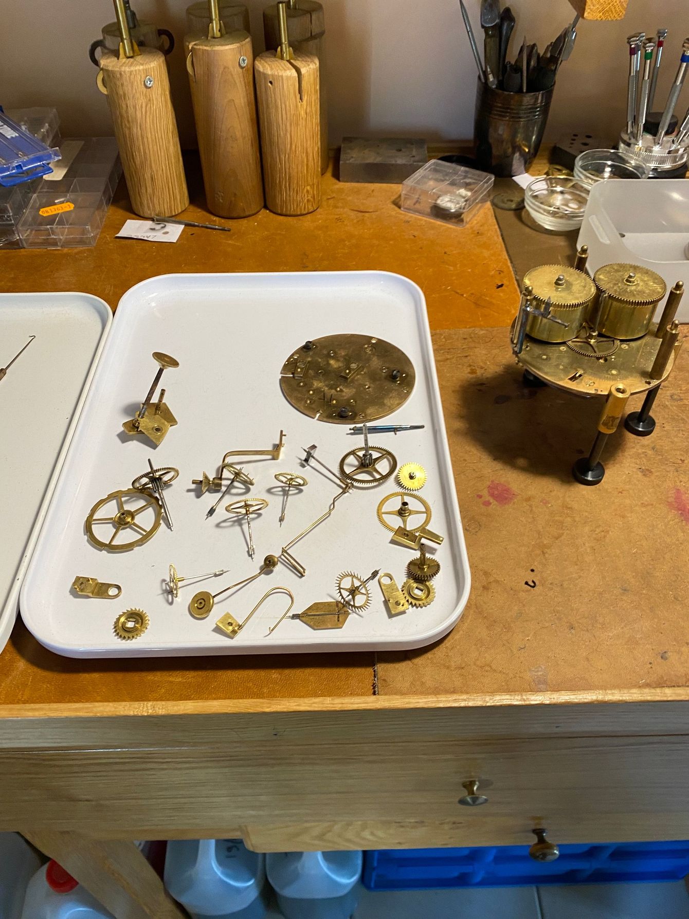 Un mécanisme d'horloge démonté sur un plat