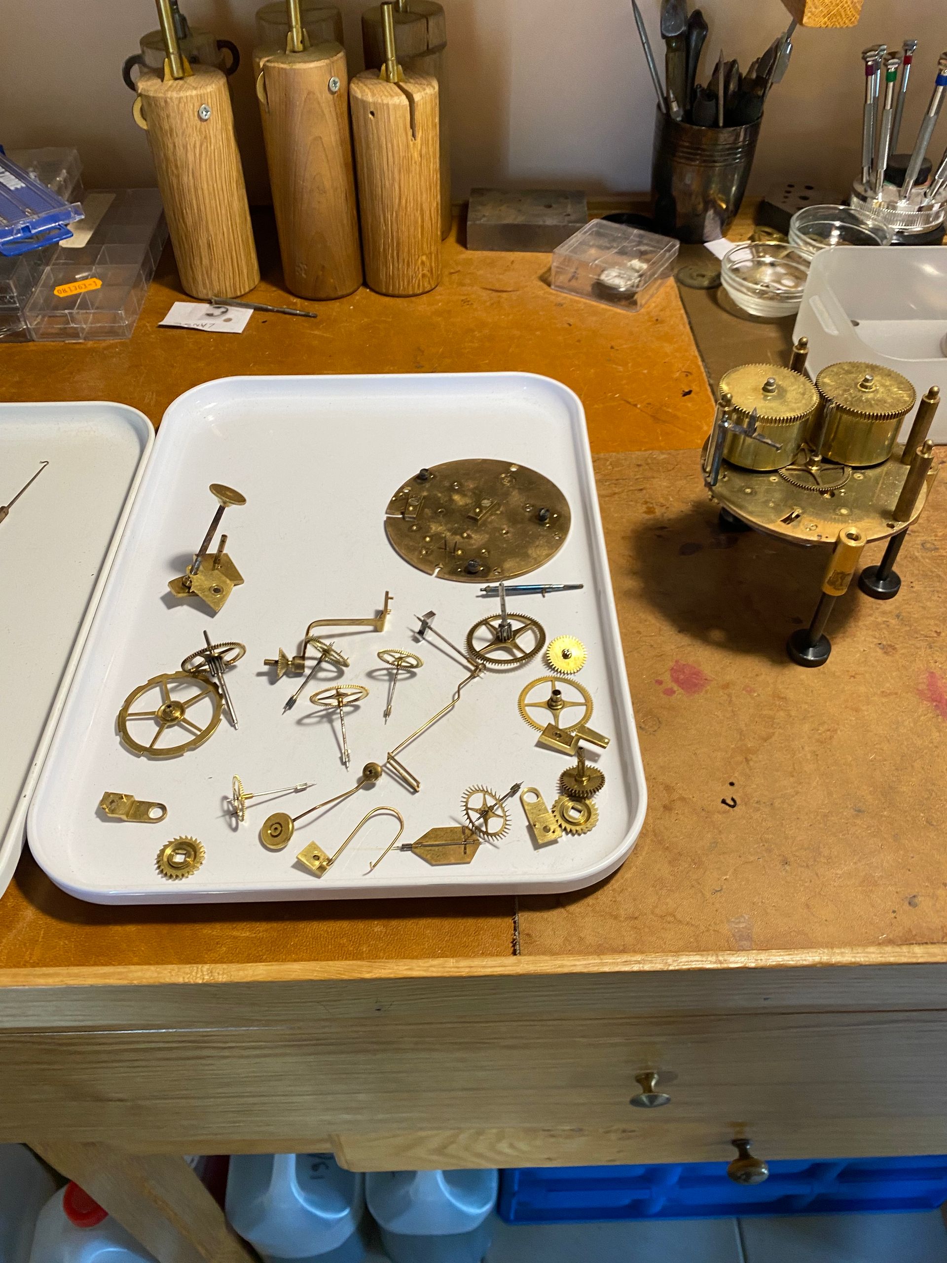 Un mécanisme d'horloge entièrement démonté