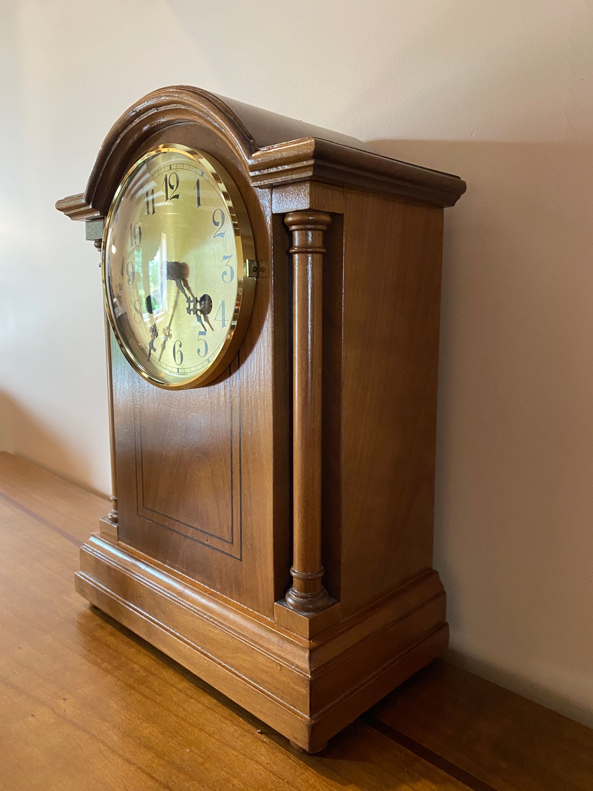 Un boîtier d'horloge en bois