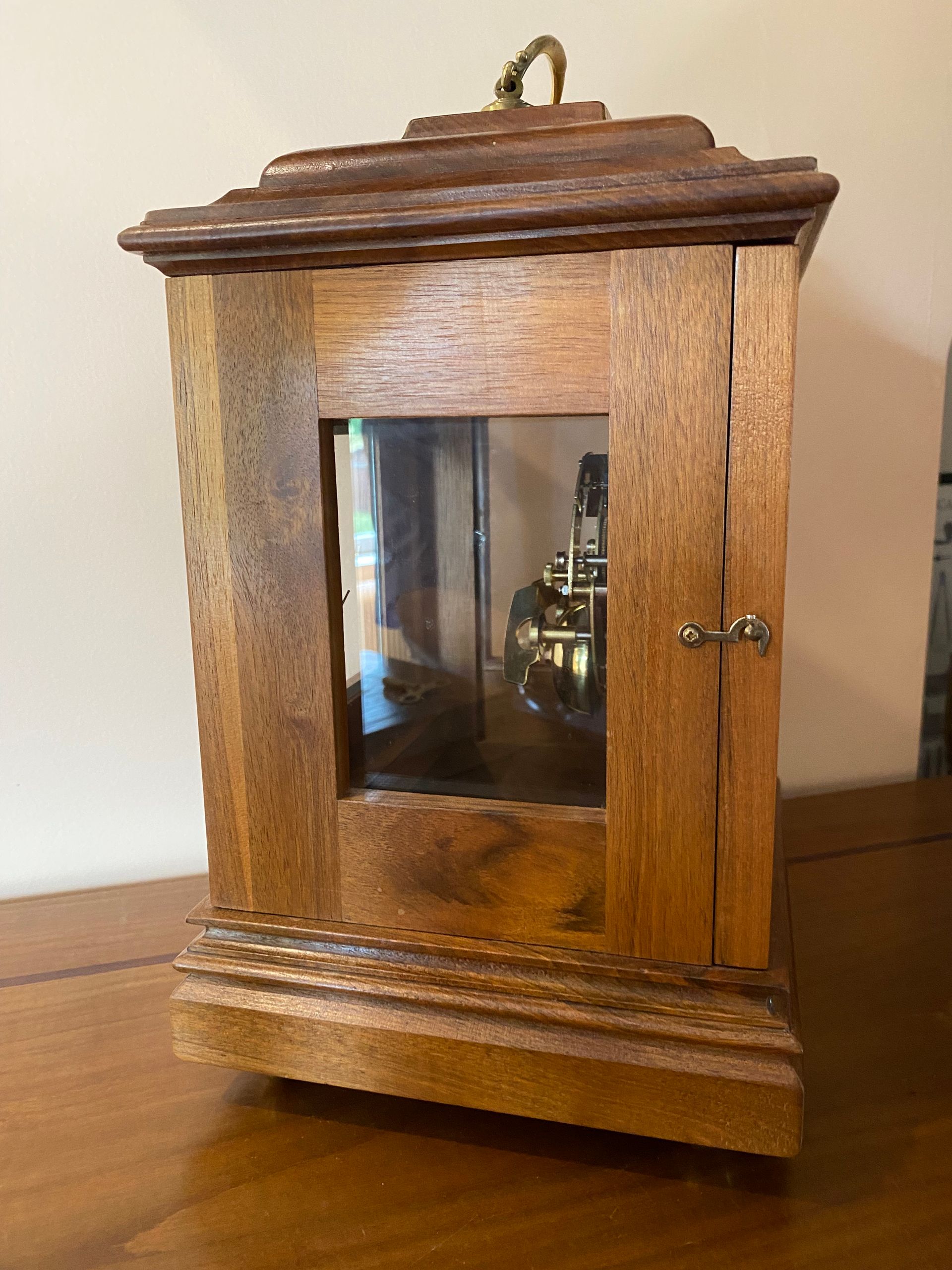Un boîtier d'horloge en bois, vide