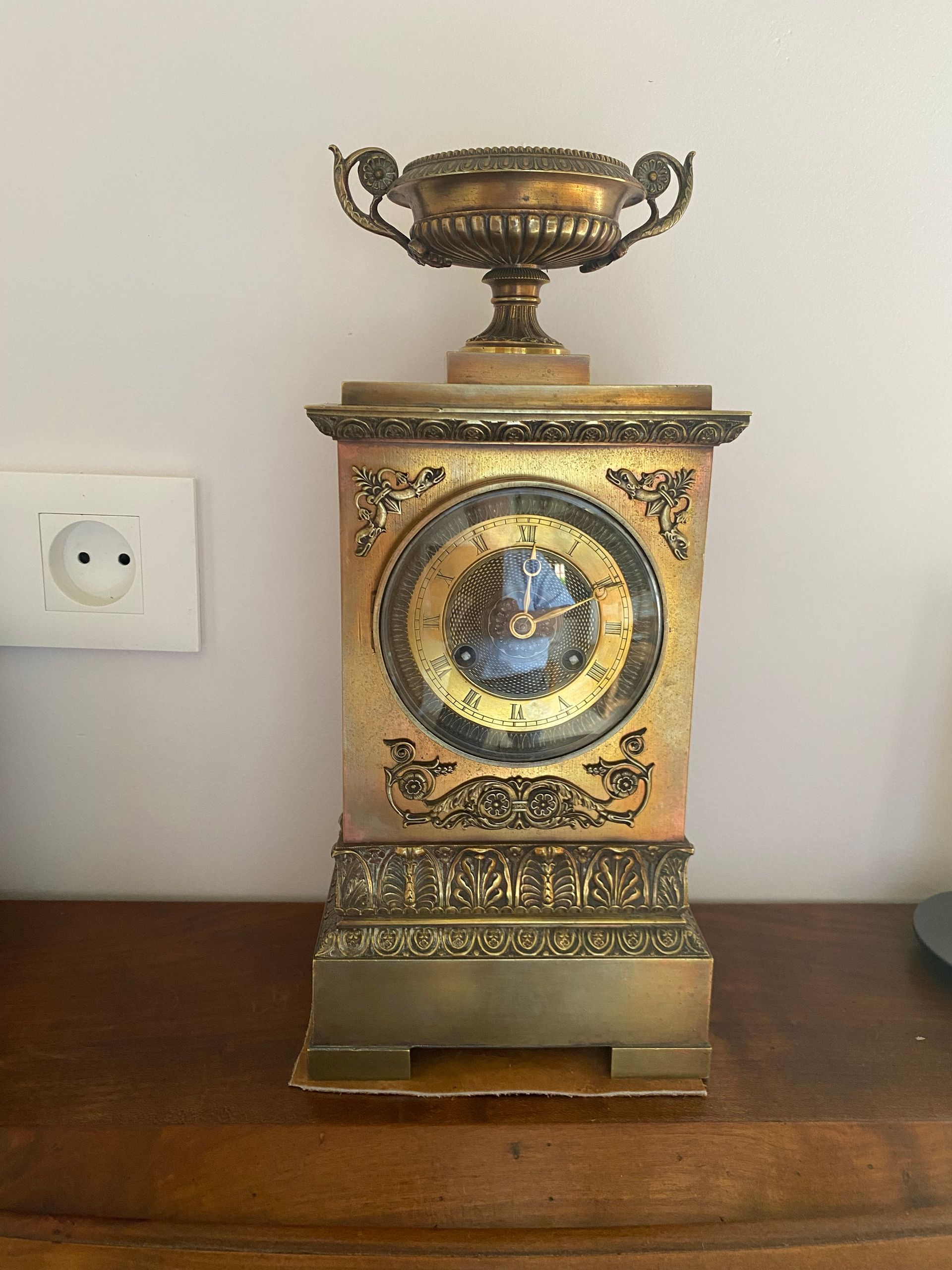 Une horloge avec un boîtier métallique