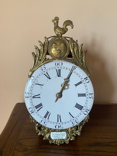 Une ancienne horloge en métal