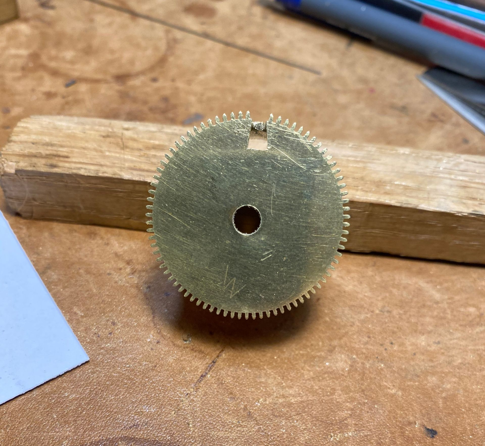 Un mécanisme d'horloge nécessitant un nettoyage en profondeur