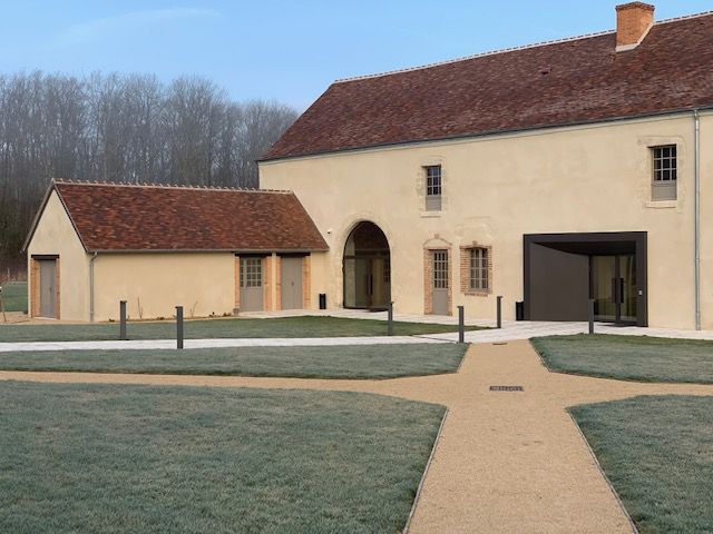 Allée de jardin avec gravier et pelouse verte