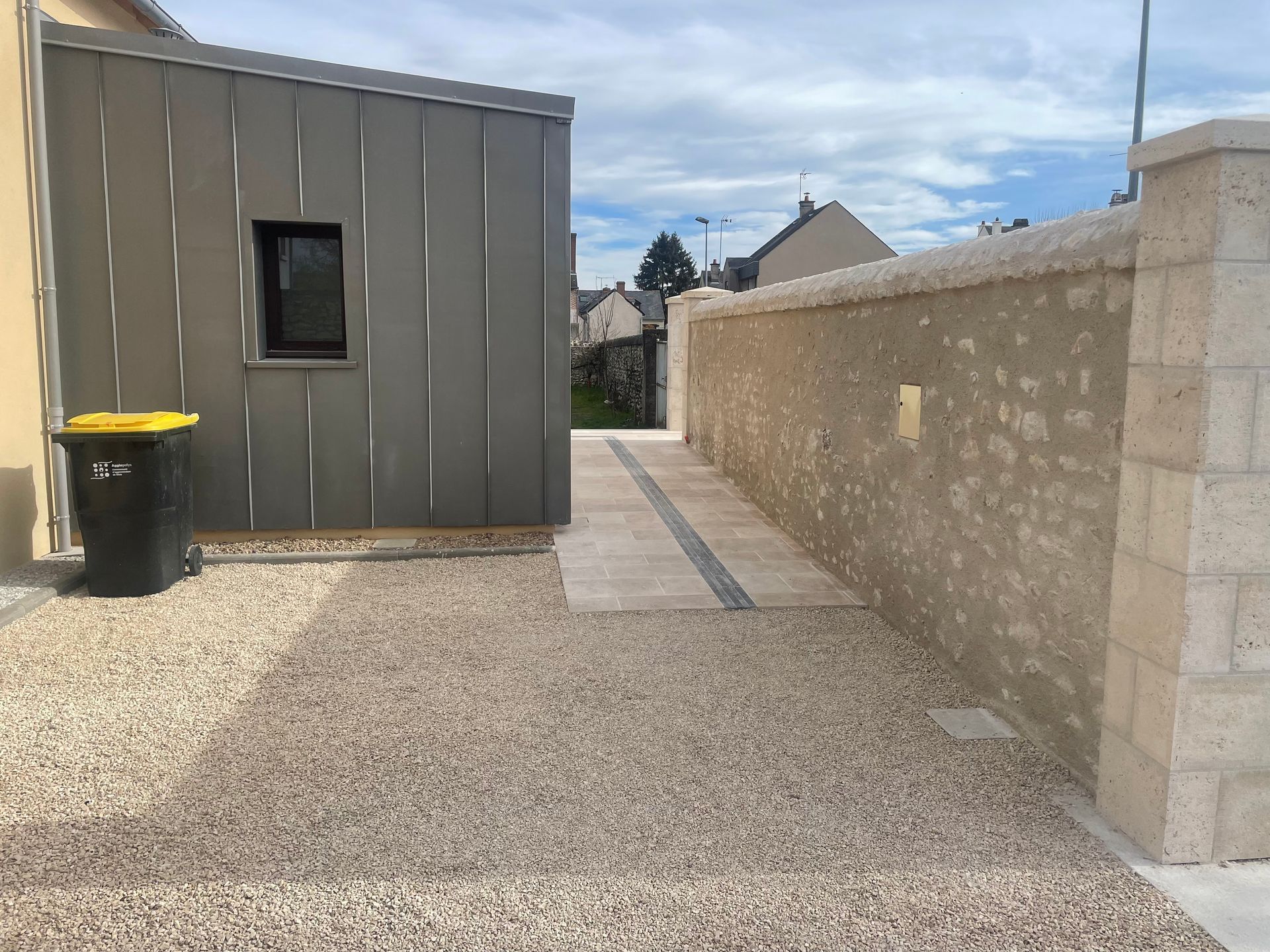Allée de garage avec pose de dalle et gravier