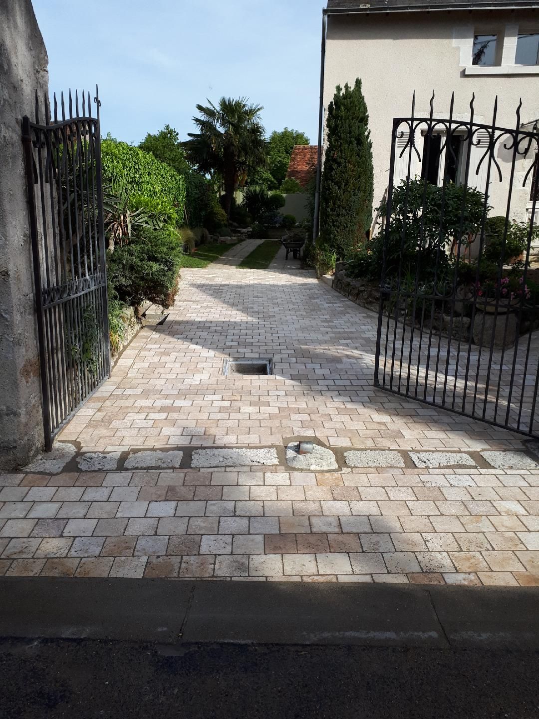 Allée de garage avec des pavés
