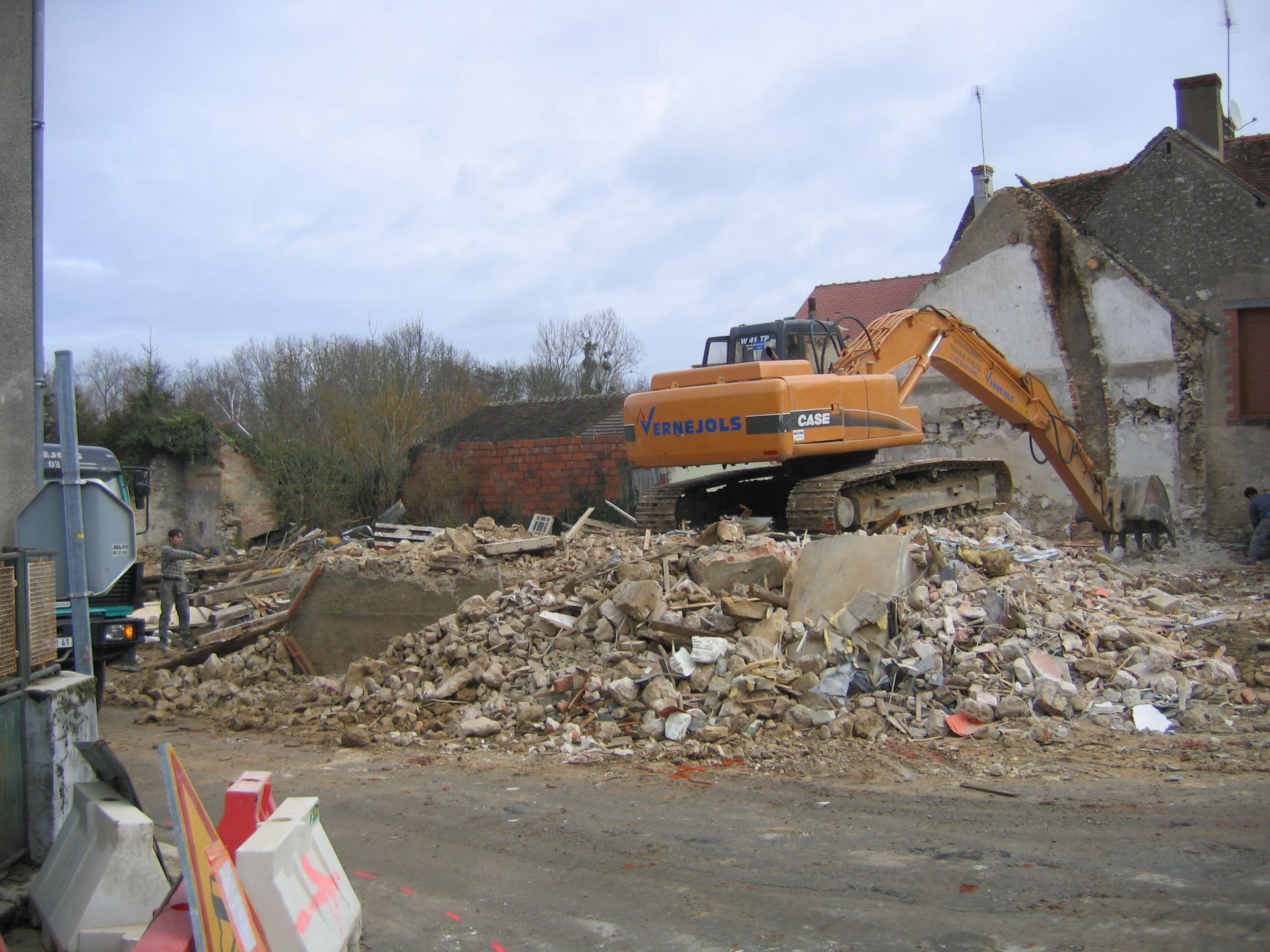 Travaux avec engin de démolition