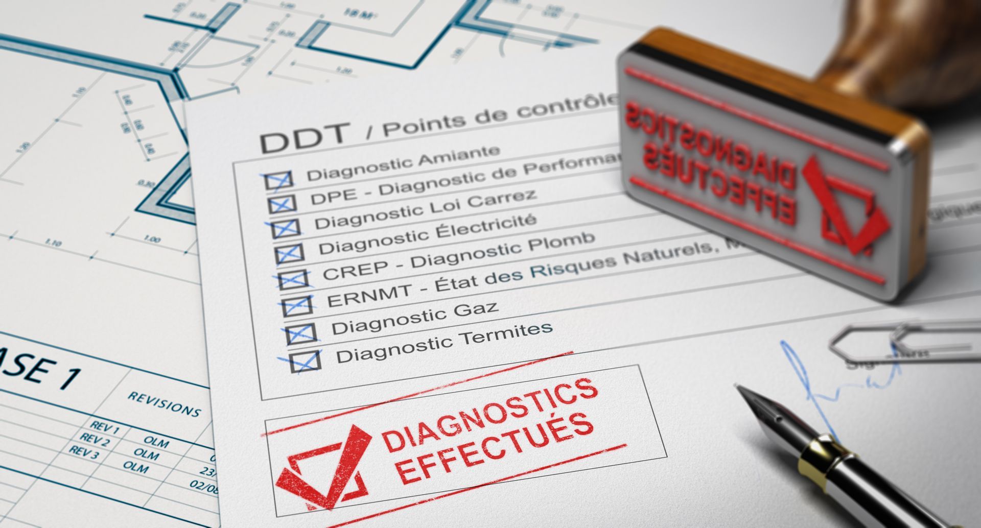 Liste de contrôle et tampon rouge portant la mention diagnostics, effectués sur un formulaire d'inspection technique avec fond de plan.