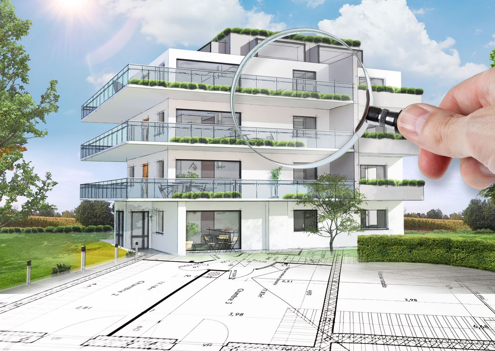 Une main tient une loupe pour regarder un immeuble à plusieurs étages avec balcons et verdure.